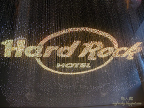 hard rock hotel 大厅里的灯饰组织出来的字